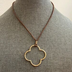 5/$10❤️❤️❤️❤️Vintage 90s Brass Open Clover Pendant Necklace